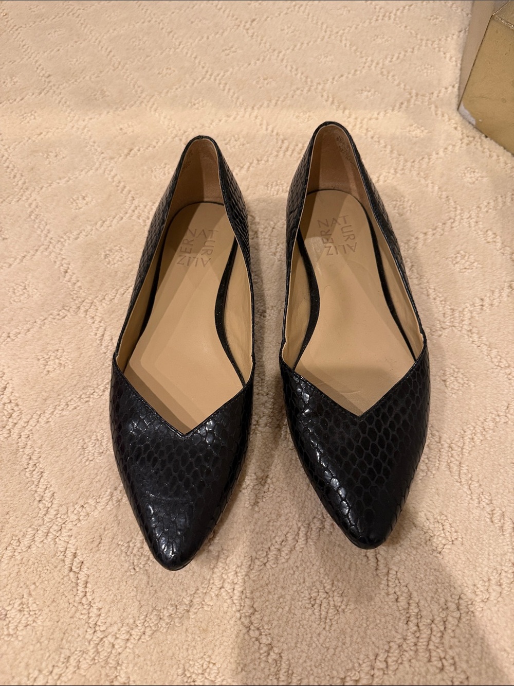 Naturalizer Black Pointed Snake-Texture Flats